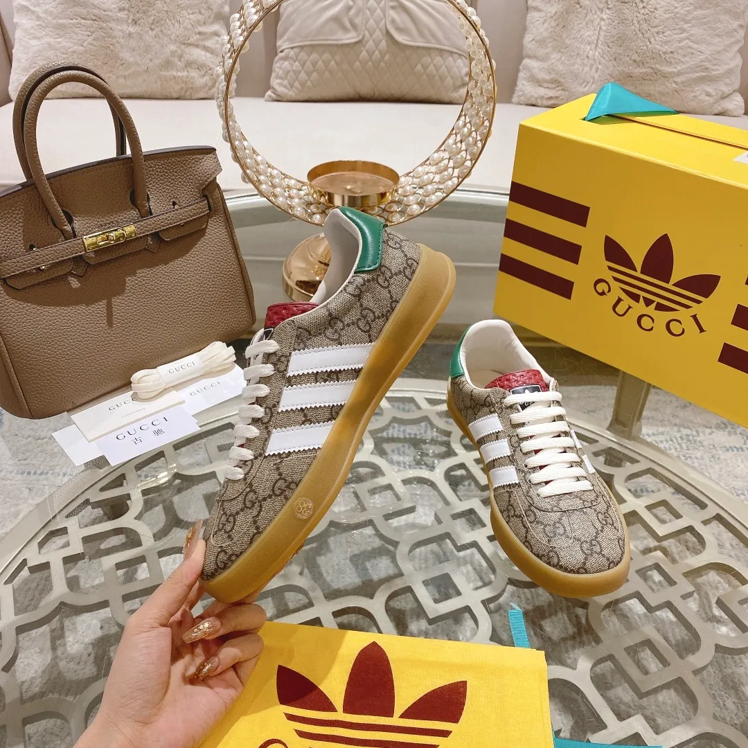 👟👟Ex-factory price 520👟👟Gucci&adidas joint limited edition couple's sneakers. A super nice joint casual sneaker with rich and bold colors! It showed everyone a completely different charm from the past! Combining retro style and youthful sports style to create a new aesthetic! Vitality yet stylish at the same time! ! Upper - made of cowhide, cowhide, cloth. Lining - sheepskin lining for foot pads. Sole - original open-molded beef tendon non-slip and wear-resistant outsole. Size: 35-47 (couple style)